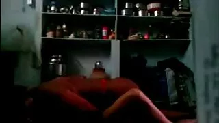 ہلکا اور بدسورت busty slut نیچے kneels دینے کے لئے سکسی لڑکی ایک کام کرنے کے لئے ایک خوش آدمی
