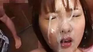 ڈک humping خوشیوں کے ساتھ سیکسی انسان با حیوان واہیات سیاہ بالوں والی busty skank