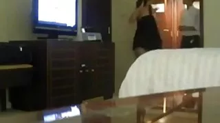 معدنیات سے متعلق لڑکی بلی کھولتا ہے پردے اور ظاہر کرتا فیلم یکسی عربی ہے اس کے گلابی کٹا ہوا
