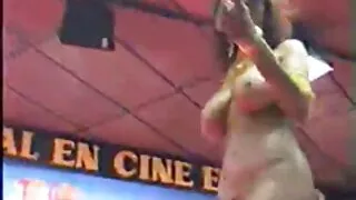 Skanky نوعمر کتیا پہننے کالج سکسی فوٹو کی وردی ادا کرتا ہے اس کی بلی کے ساتھ ایک گاڑی میں